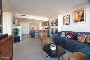 TV - Apartment in Cannes with 1 bedrooms sleeps 4 (Cannes)