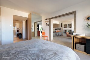 1 slaapkamer, een strijkplank/strijkijzer, reisbedje, gratis wifi