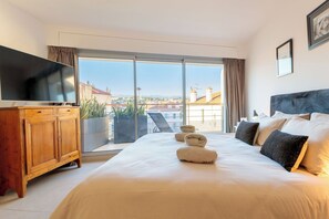 2 bedrooms, iron/ironing board, travel cot, free WiFi - Apartment in Cannes with 2 bedrooms sleeps 4 (Cannes)