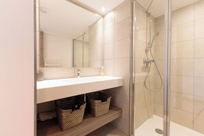 Shower, hair dryer - Apartment in Cannes with 2 bedrooms sleeps 4 (Cannes)