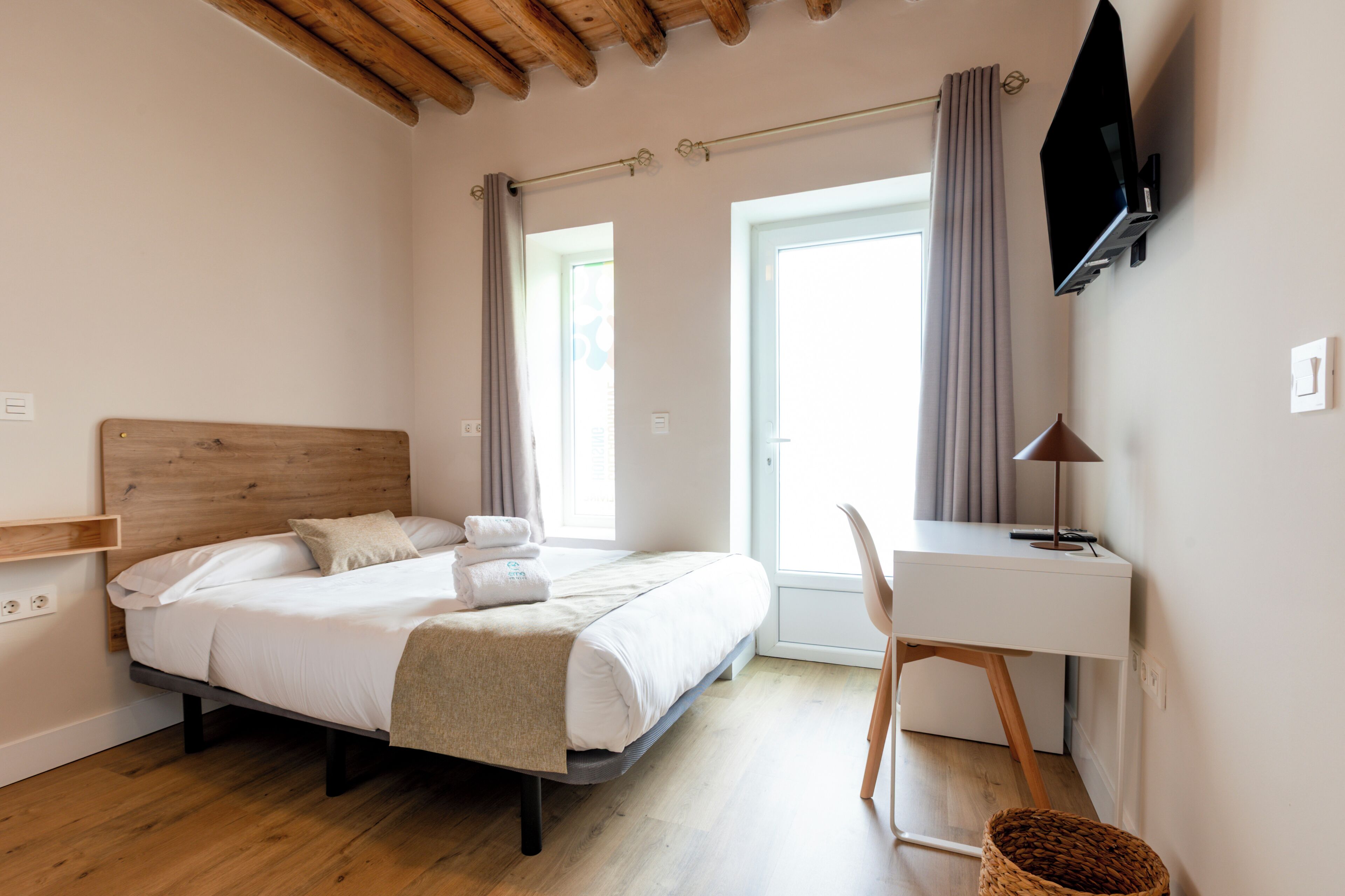 Habitación Deluxe doble | Escritorio, wifi gratis, ropa de cama