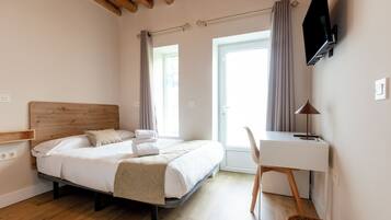 Habitación Deluxe doble | Escritorio, wifi gratis, ropa de cama