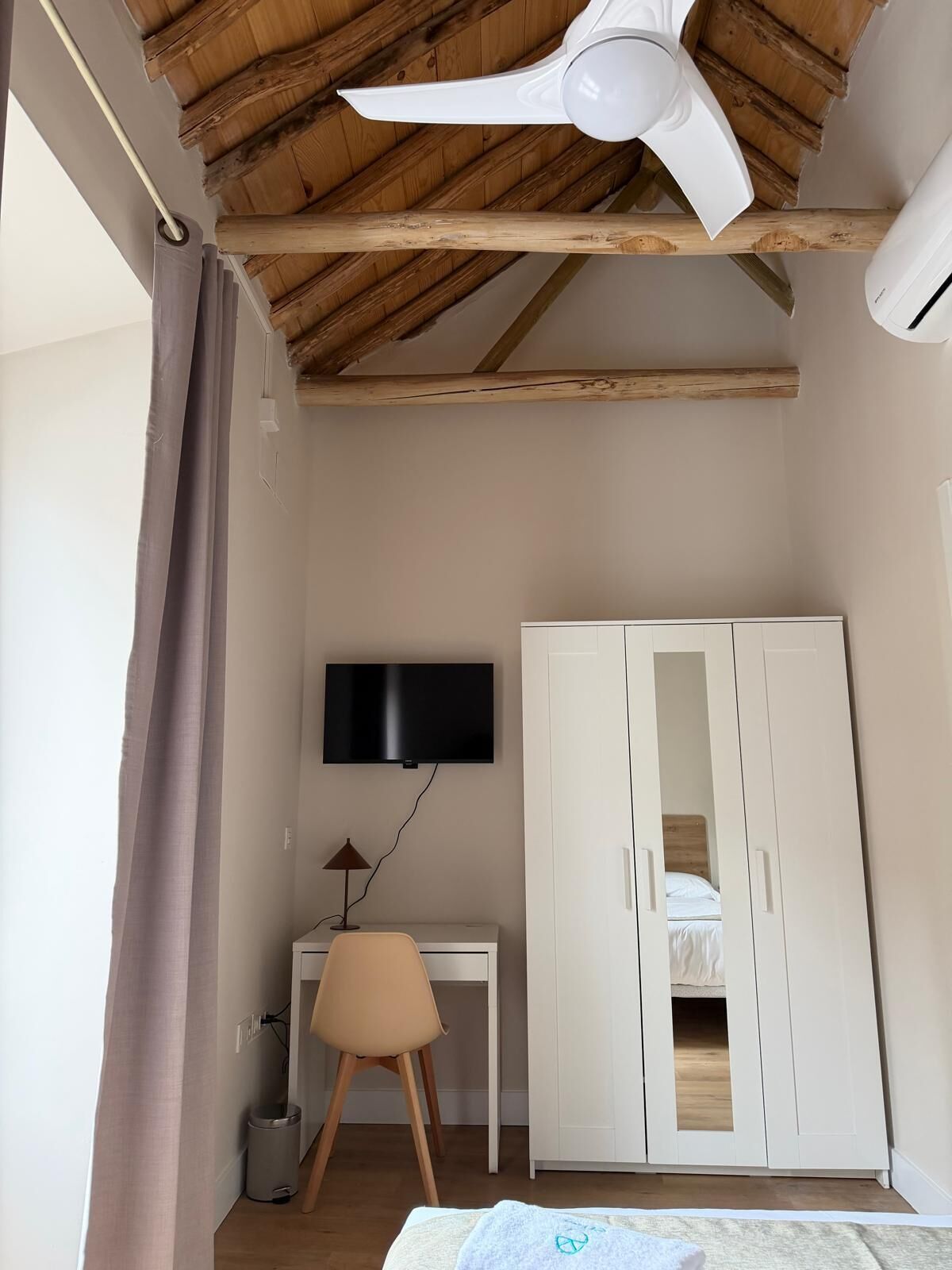 Bureau, fer et planche à repasser, Wi-Fi gratuit