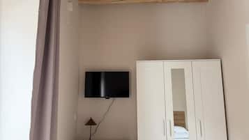 Escritorio, tabla de planchar con plancha, wifi gratis