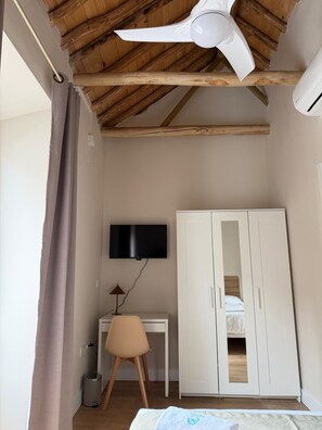Desk, free WiFi, bed sheets - Hospedería Boho Granada by eme hoteles (La Zubia)