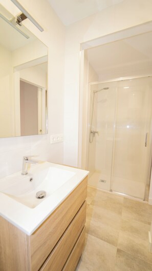 Comfort Double Room | Bathroom | Hair dryer, towels, soap, shampoo - Boho Granada By Eme Hoteles (La Zubia)
