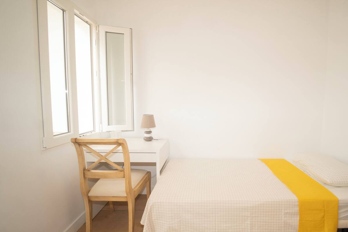 Deluxe Single Room | Desk, iron/ironing board, free WiFi