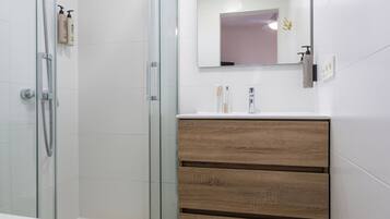 Deluxe Double Room | Bathroom | Hair dryer, towels, soap, shampoo