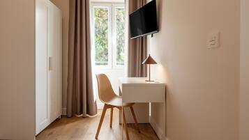 Comfort tweepersoonskamer | Een bureau, gratis wifi, beddengoed