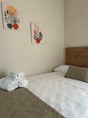 Escritorio, wifi gratis, ropa de cama
