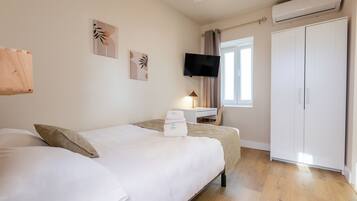 Deluxe Double Room | Desk, free WiFi, bed sheets