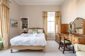 3 slaapkamers, een strijkplank/strijkijzer, gratis wifi, beddengoed