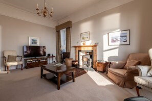 TV, fireplace - Upper Rocklands | Elie (Elie)