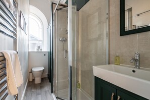 Shower, hair dryer, towels, soap - Upper Rocklands | Elie (Elie)
