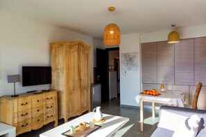 TV - Charming T2 apartment in swimming pool residence, 2 steps from the port (Porto-Vecchio)