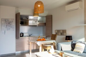 TV - Charming T2 apartment in swimming pool residence, 2 steps from the port (Porto-Vecchio)