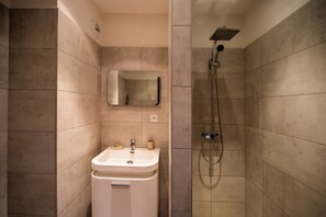 Shower, hair dryer, towels, toilet paper - Charming T2 apartment in swimming pool residence, 2 steps from the port (Porto-Vecchio)