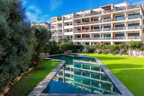 Outdoor pool - Charming T2 apartment in swimming pool residence, 2 steps from the port (Porto-Vecchio)