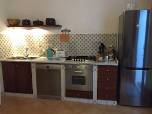 Private kitchen - 5 minutes to the beach! Family-friendly villa with cool patio & sunny terrace (Sicilia)