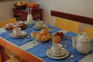 Dining - 5 minutes to the beach! Family-friendly villa with cool patio & sunny terrace (Sicilia)