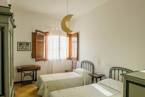 Iron/ironing board, Internet, bed sheets - 5 minutes to the beach! Family-friendly villa with cool patio & sunny terrace (Sicilia)