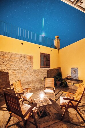 Terrace/patio - 5 minutes to the beach! Family-friendly villa with cool patio & sunny terrace (Sicilia)