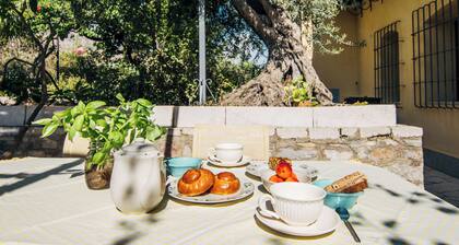 5 minutes to the beach! Family-friendly villa with cool patio & sunny terrace