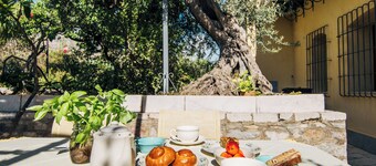 5 minutes to the beach! Family-friendly villa with cool patio & sunny terrace