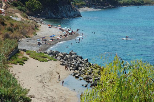 5 minutes to the beach! Family-friendly villa with cool patio & sunny terrace