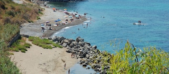 5 minutes to the beach! Family-friendly villa with cool patio & sunny terrace