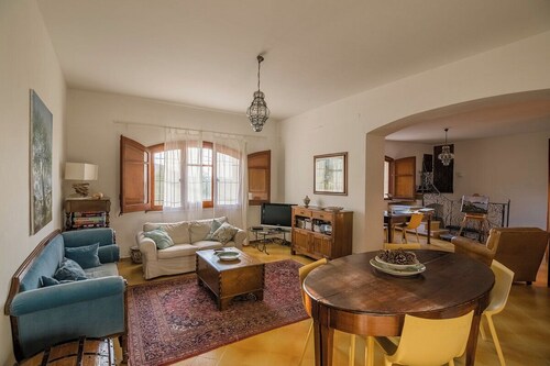 5 minutes to the beach! Family-friendly villa with cool patio & sunny terrace