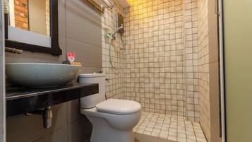 Deluxe Triple Room | Bathroom