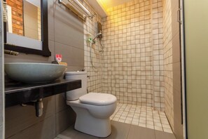 Deluxe-Dreibettzimmer | Badezimmer | Dusche, Handtücher, Seife, Shampoo