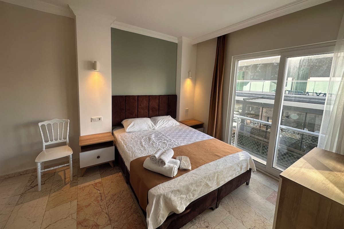 Leilighet – comfort, 1 soverom, kjøkken, delvis sjøutsikt | Skrivebord, blendingsgardiner, lydisolert og wi-fi (inkludert)