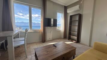 Apartamento Confort, 1 habitación, cocina, vistas al mar | Zona de estar | Televisión de 80 cm con canales por satélite