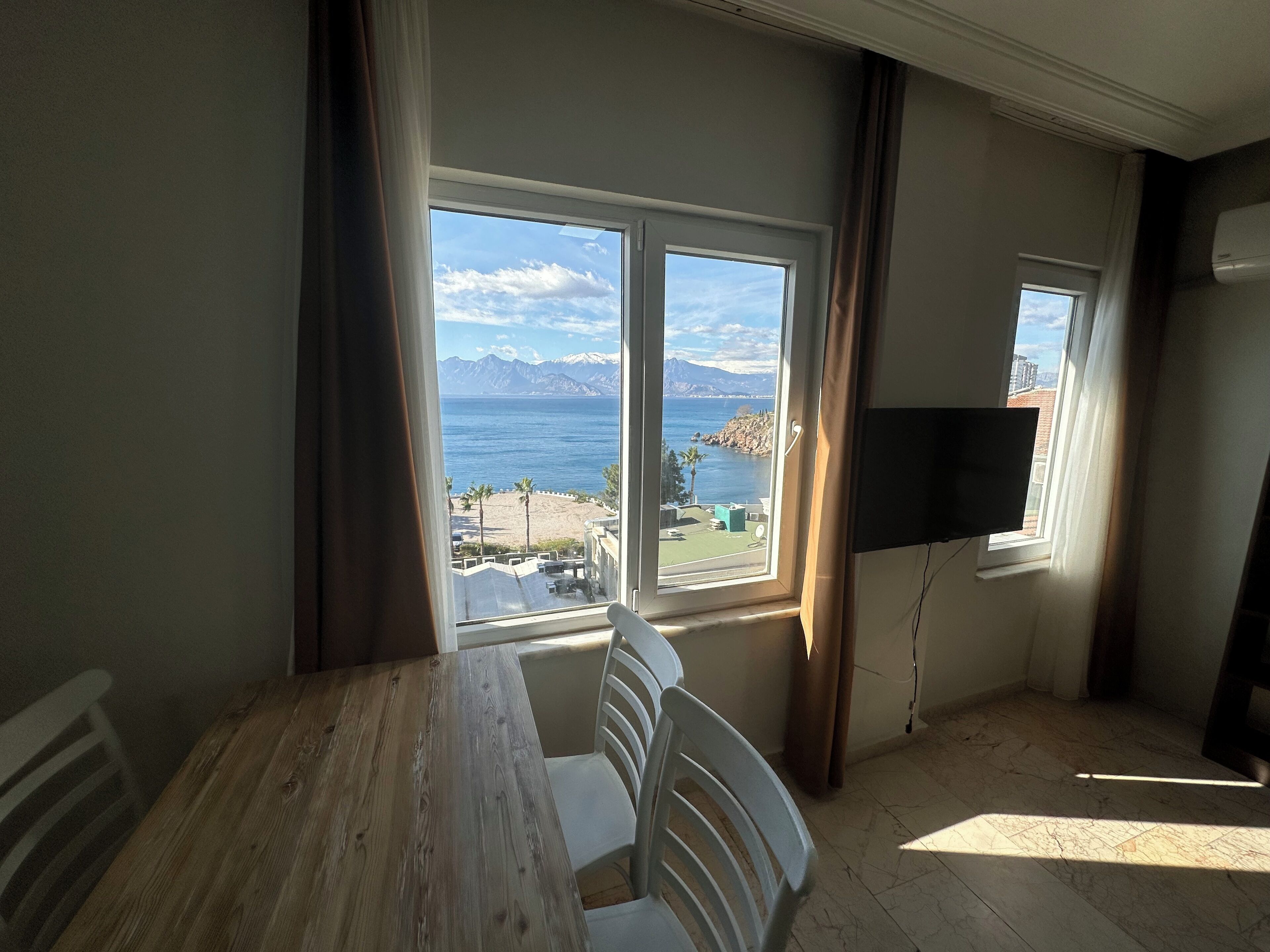Comfort appartement, 1 slaapkamer, keuken, uitzicht op zee | Een bureau, verduisterende gordijnen, geluiddichte muren, gratis wifi