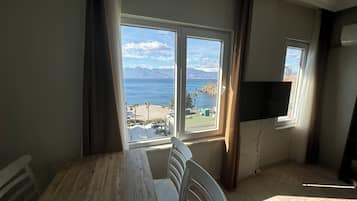 Comfort appartement, 1 slaapkamer, keuken, uitzicht op zee | Een bureau, verduisterende gordijnen, geluiddichte muren, gratis wifi