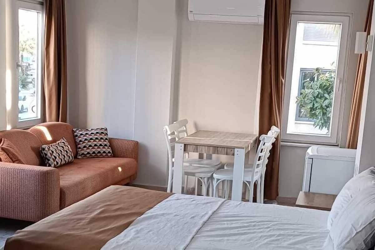 Studio – comfort, kjøkken | Skrivebord, blendingsgardiner, lydisolert og wi-fi (inkludert)