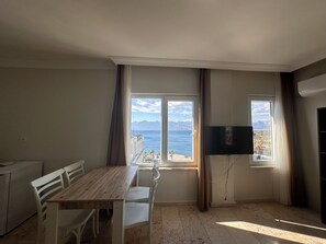 컴포트 아파트, 침실 1개, 주방, 바다 전망 | 거실 공간 | 위성 채널 시청이 가능한 80cm TV