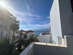 Ático Confort, terraza, vistas parciales al mar | Vistas desde la habitación