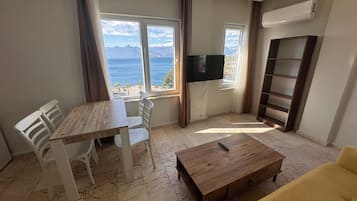 Leilighet – comfort, 1 soverom, kjøkken, sjøutsikt | Oppholdsområde | En 80-centimeters TV med Parabol-TV