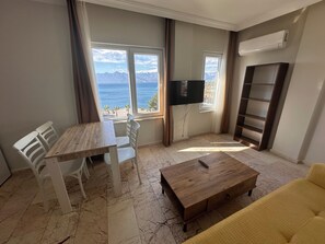 Apartament Comfort, 1 dormitori, cuina, vistes al mar | Sala d'estar | Televisor de 80 cm amb canals per satèl·lit 