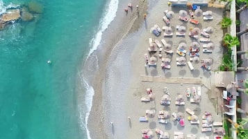 Een privéstrand, een strandbar