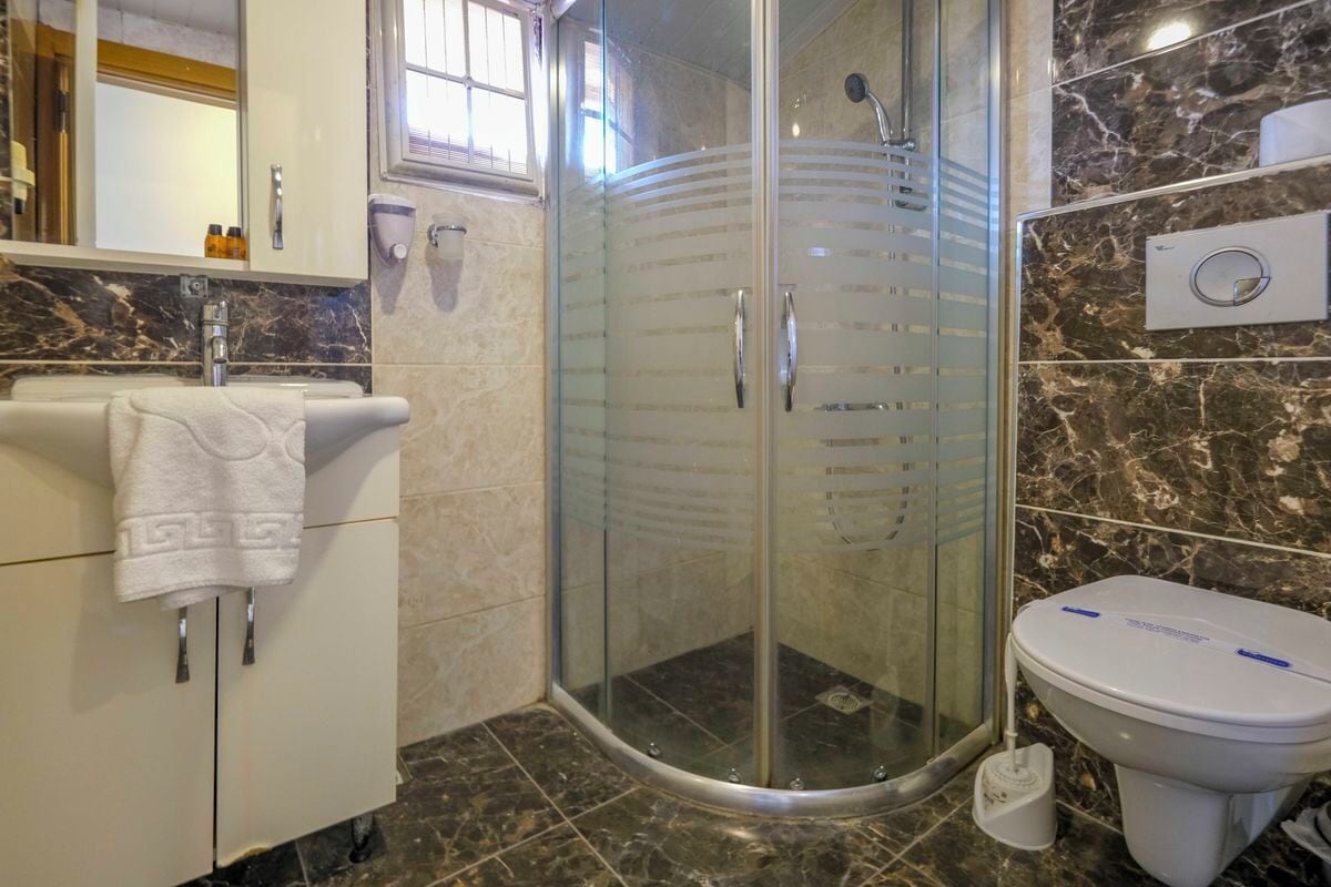Shower, hair dryer, towels, shampoo