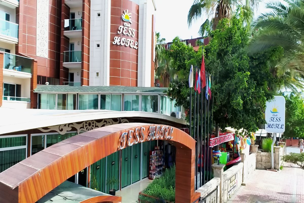 Hotel Jess, con un diseño moderno, que presenta un arco destacado y un cartel.