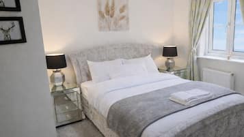 4 bedrooms, iron/ironing board, WiFi, bed sheets