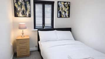 Tabla de planchar con plancha, wifi, ropa de cama