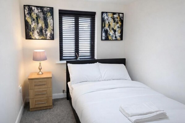 Tabla de planchar con plancha, wifi, ropa de cama