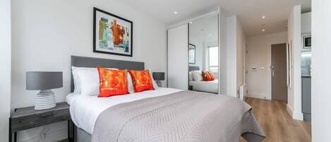 Desk, iron/ironing board, WiFi, bed sheets