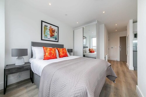 Contemporary Studio in East Grinstead w Gym Access